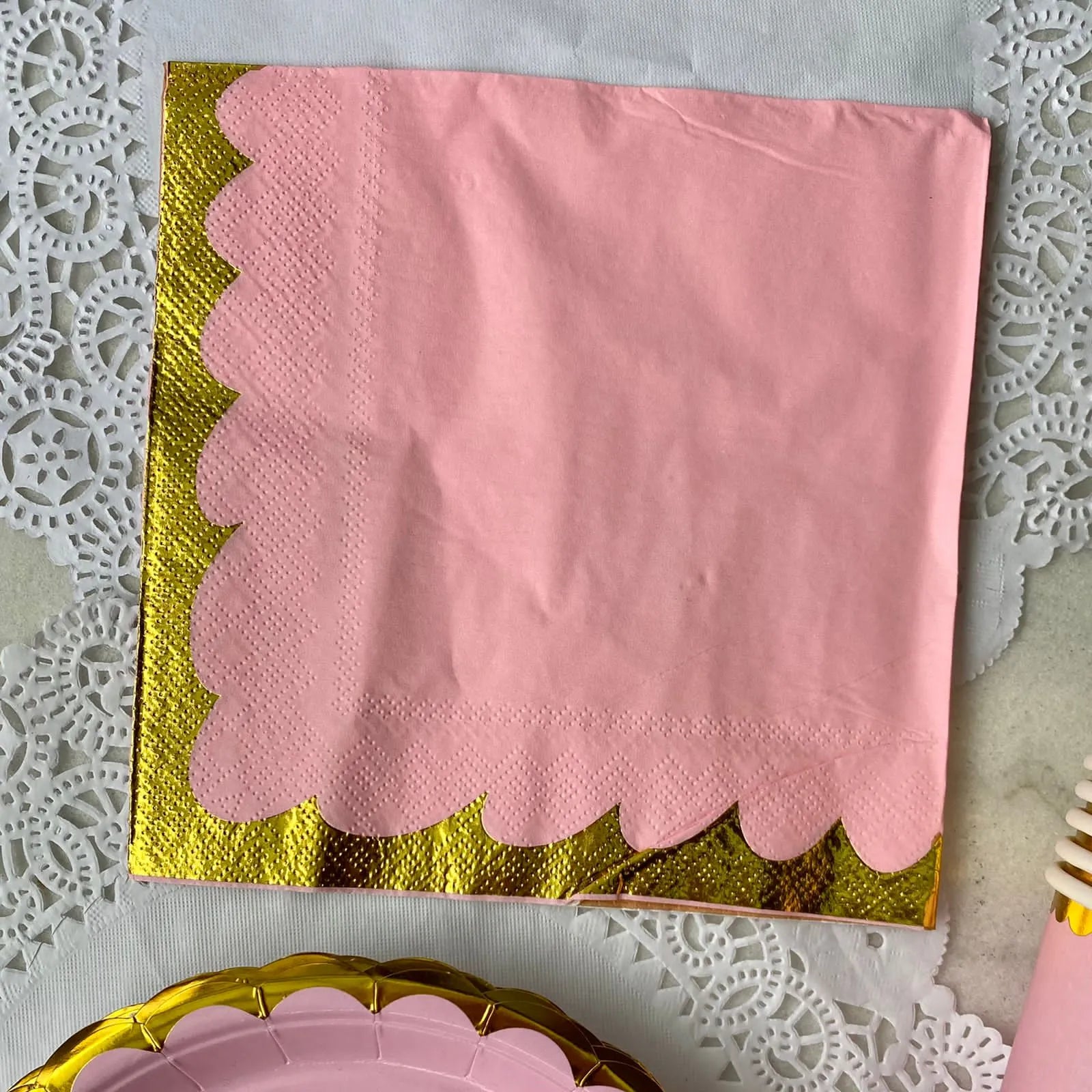 Servilletas papel borde dorado rosado