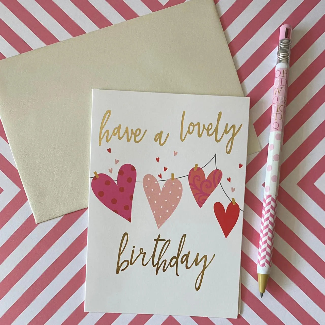 Tarjeta colores y dorado corazones